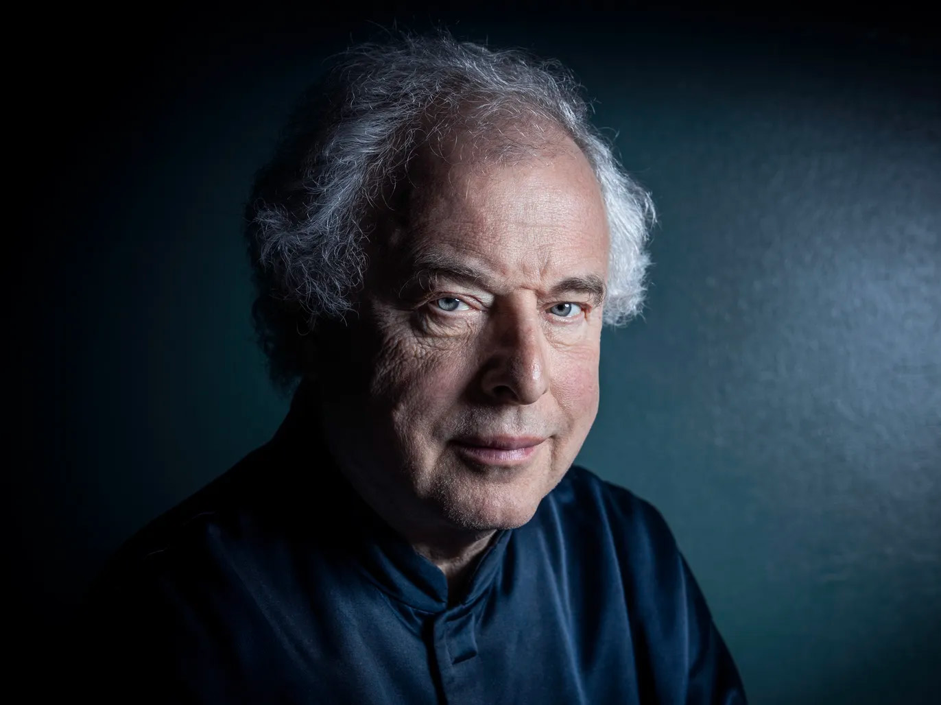 András Schiff conducts and performs Mozart and Dvořák — With the