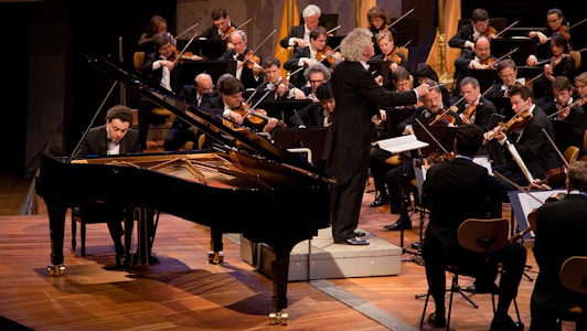 Sir Simon Rattle dirige Dvořák, Grieg, Ravel, Stravinsky — Avec Evgeny Kissin