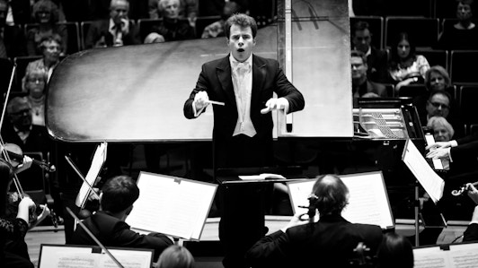 Jakub Hrůša dirige Mahler, Strauss y Foerster — Con Kateřina Kněžíková