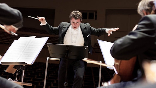 Jakub Hrůša dirige la Sinfonía n.° 9 de Mahler