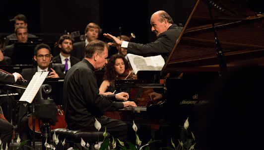 Gábor Takács-Nagy dirige Mozart et Schumann — Avec Mikhaïl Pletnev